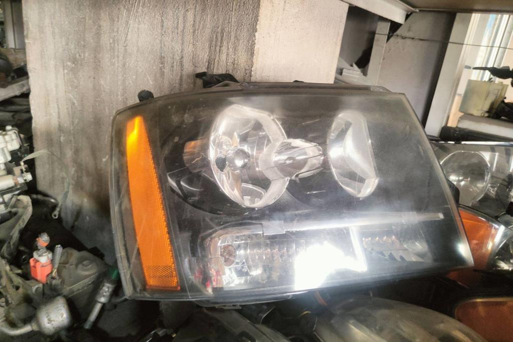 ضوء امامي يمين شمال شيفروليه تاهو 2009 2010