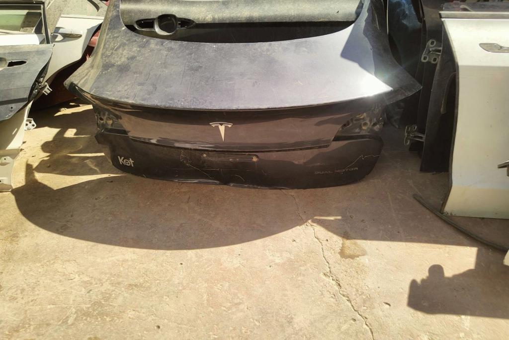 Body  Trunk Tesla 3