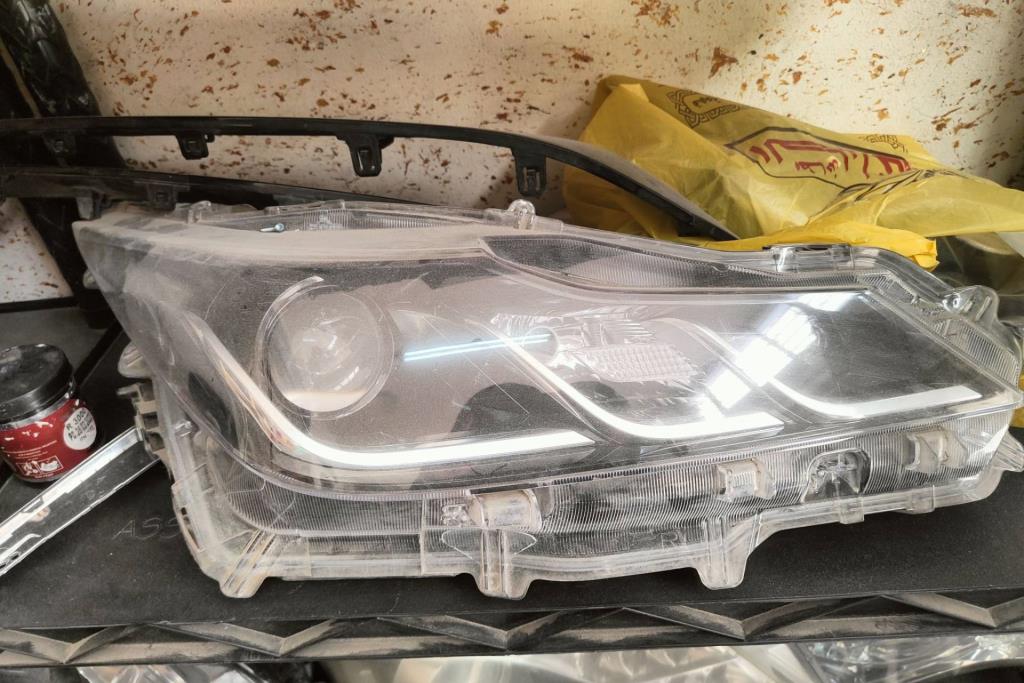 ضوء امامي يمين شمال تويوتا كورولا 2019 2020