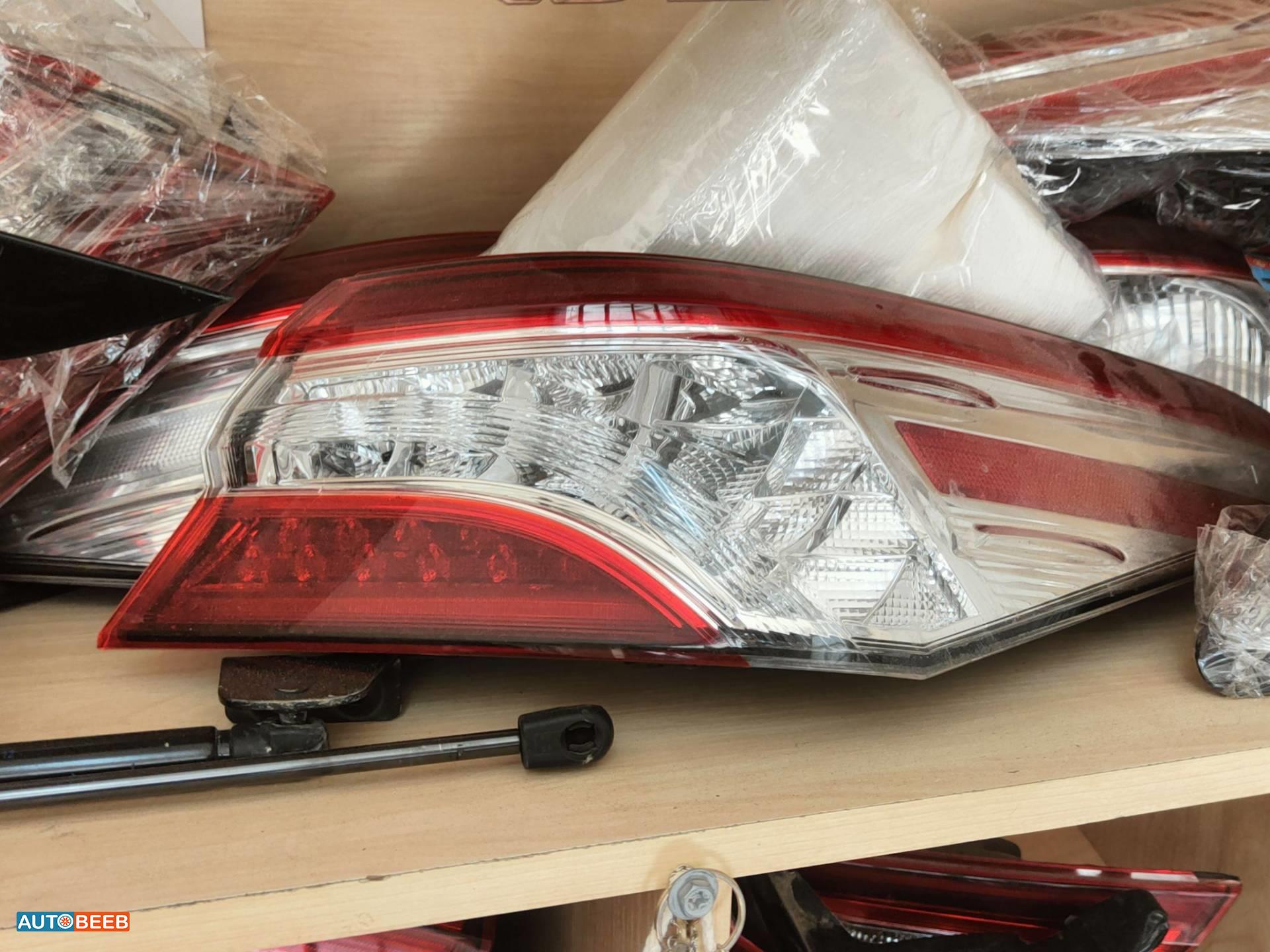 ضوء خلفي يمين شمال تويوتا كامري 2019 2020