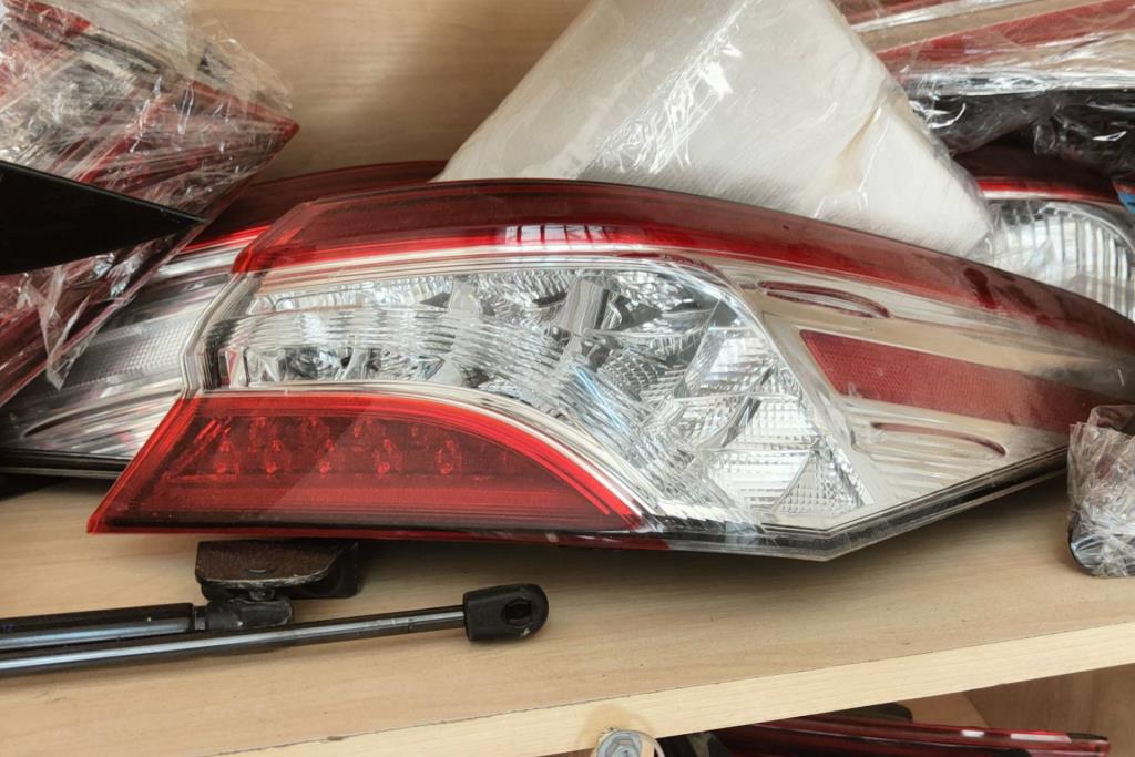 ضوء خلفي يمين شمال تويوتا كامري 2019 2020