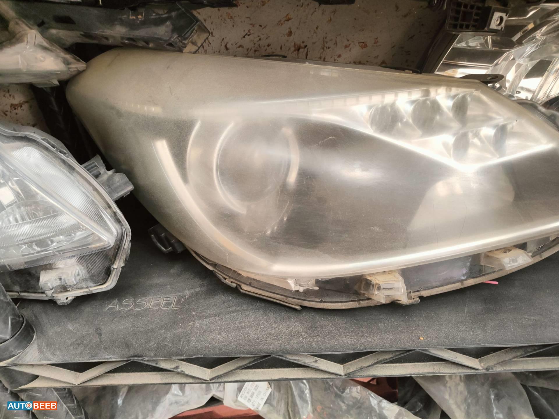 ضوء امامي يمين شمال تويوتا ياريس 2013 