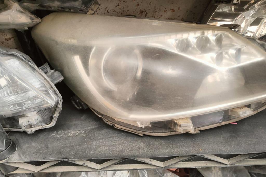 ضوء امامي يمين شمال تويوتا ياريس 2013 