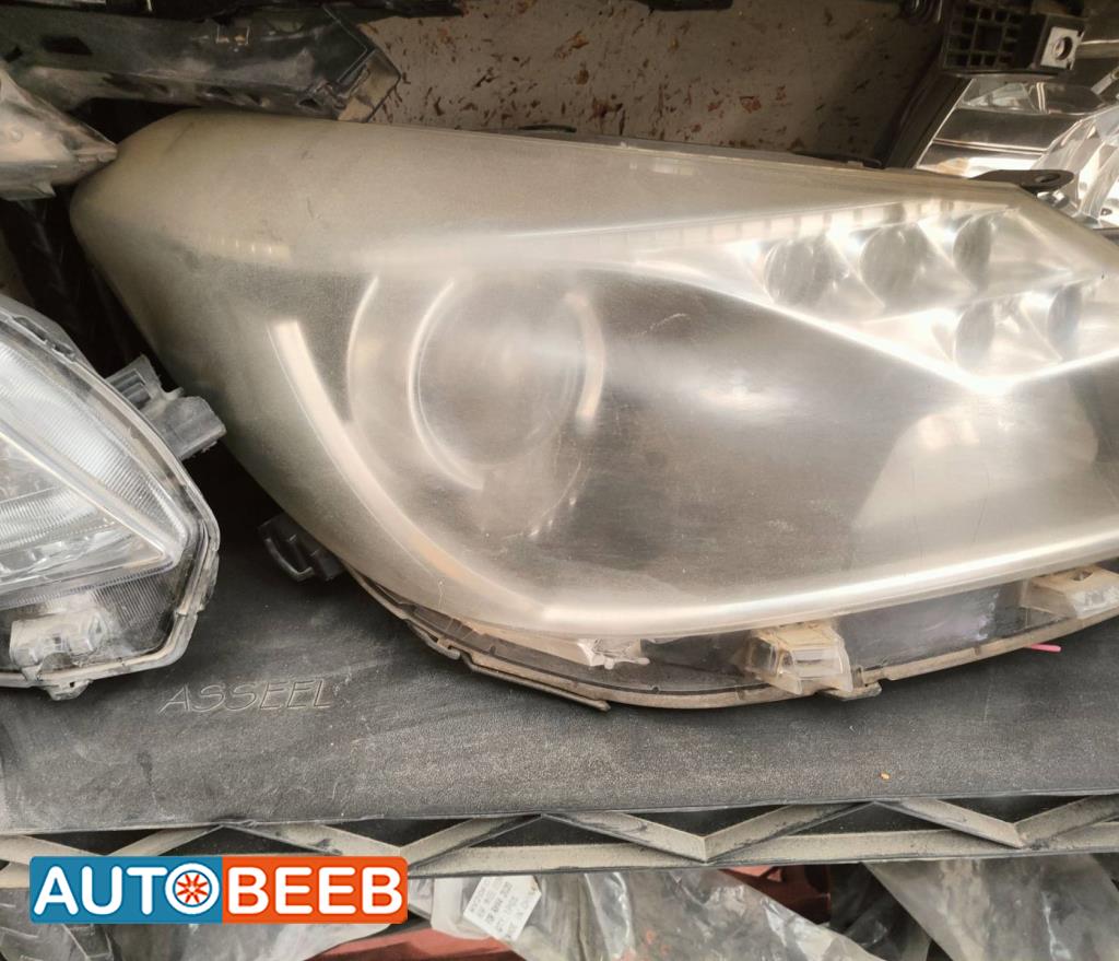 ضوء امامي يمين شمال تويوتا ياريس 2013 