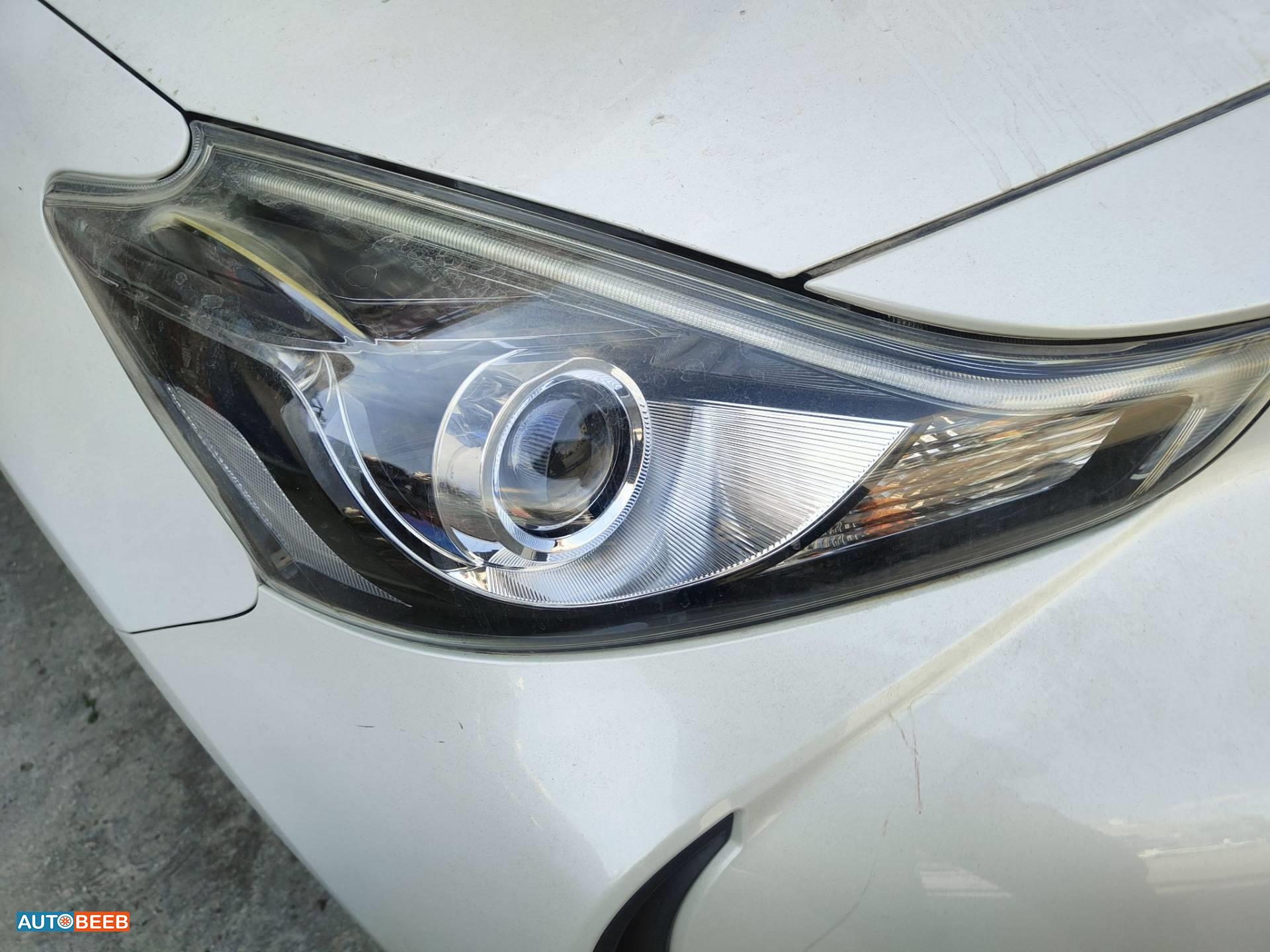 ضوء امامي يمين تويوتا بريوس في 2018 2019