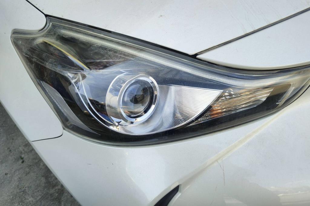 ضوء امامي يمين تويوتا بريوس في 2018 2019