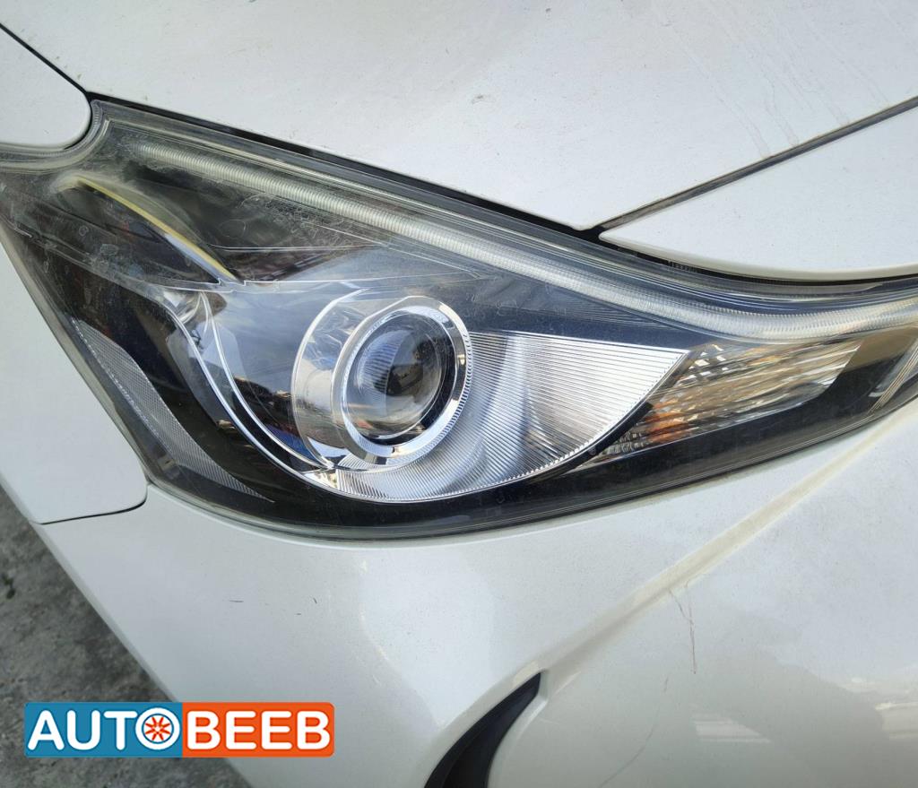 ضوء امامي يمين تويوتا بريوس في 2018 2019