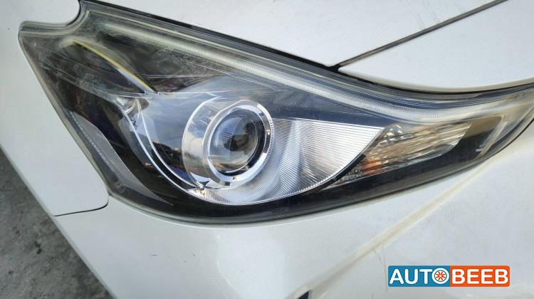 ضوء امامي يمين تويوتا بريوس في 2018 2019