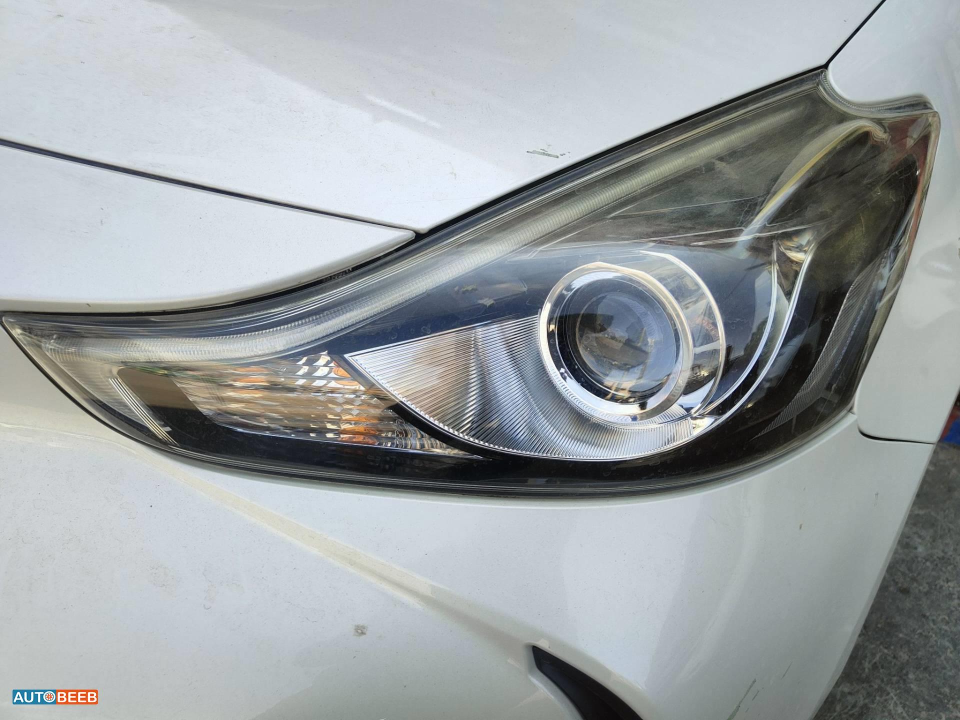 ضوء امامي شمال تويوتا بريوس في 2018 2019