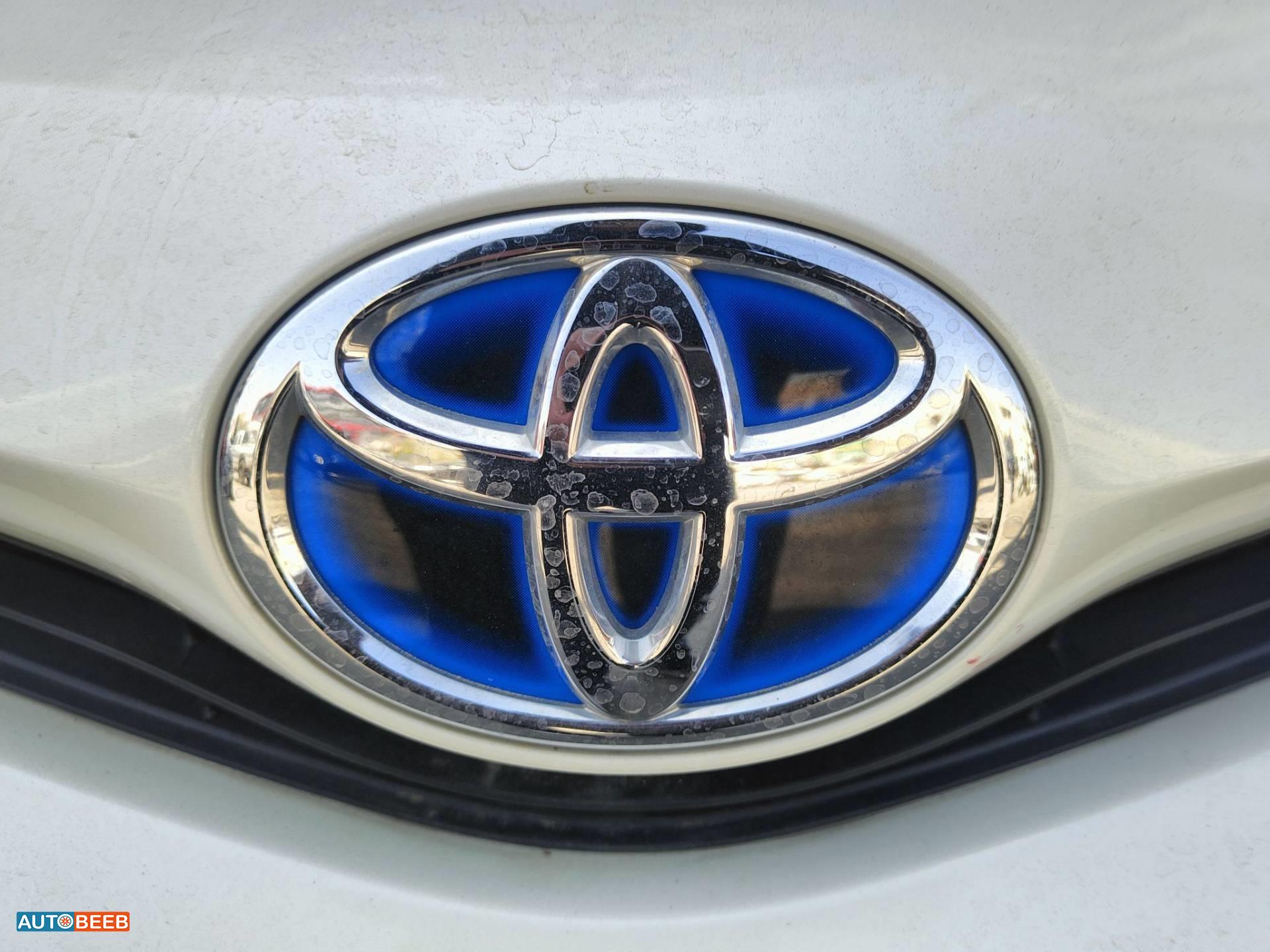 شعار طمبون امامي تويوتا بريوس في 2018 2019