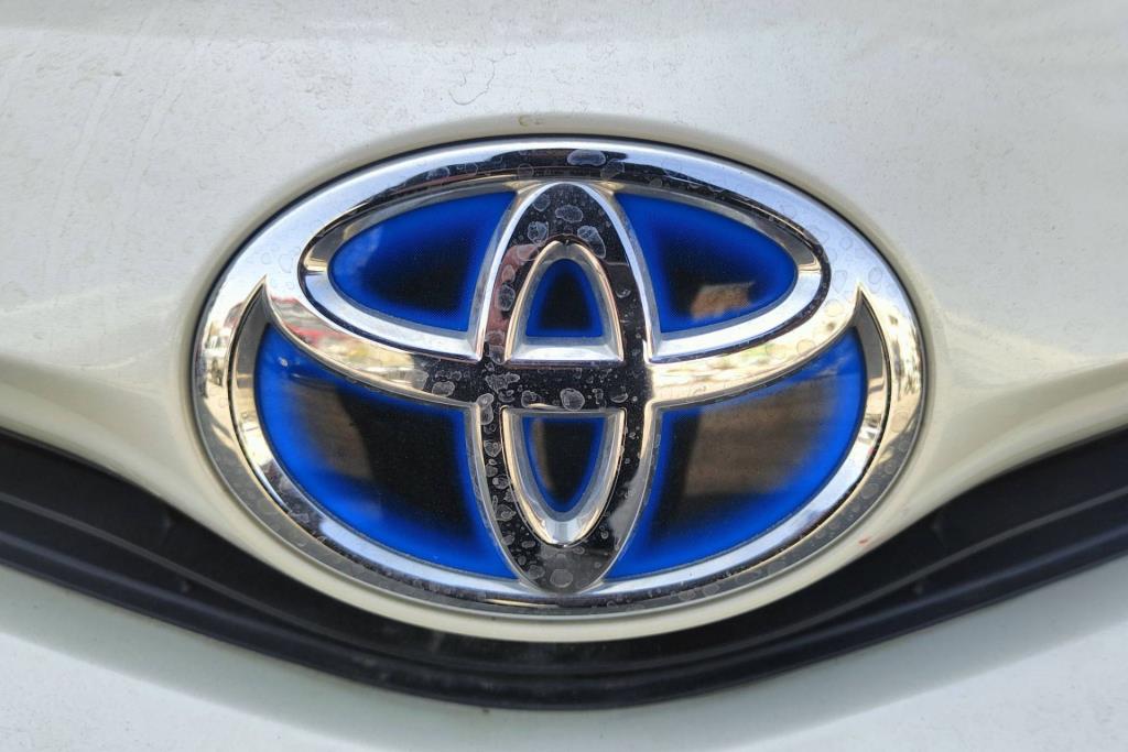 شعار طمبون امامي تويوتا بريوس في 2018 2019