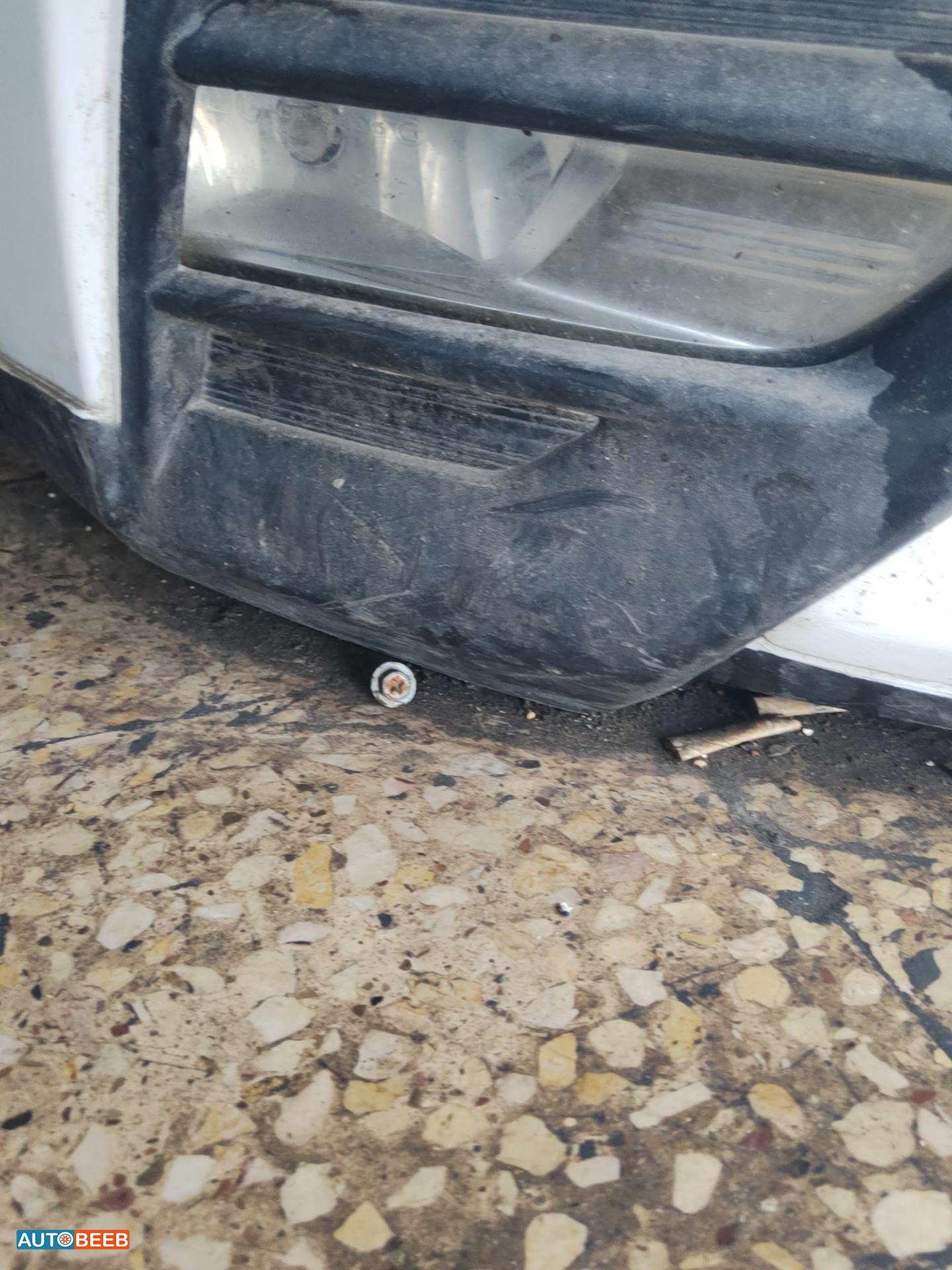 كشاف امامي يمين نيسان كيكس 2021 2022