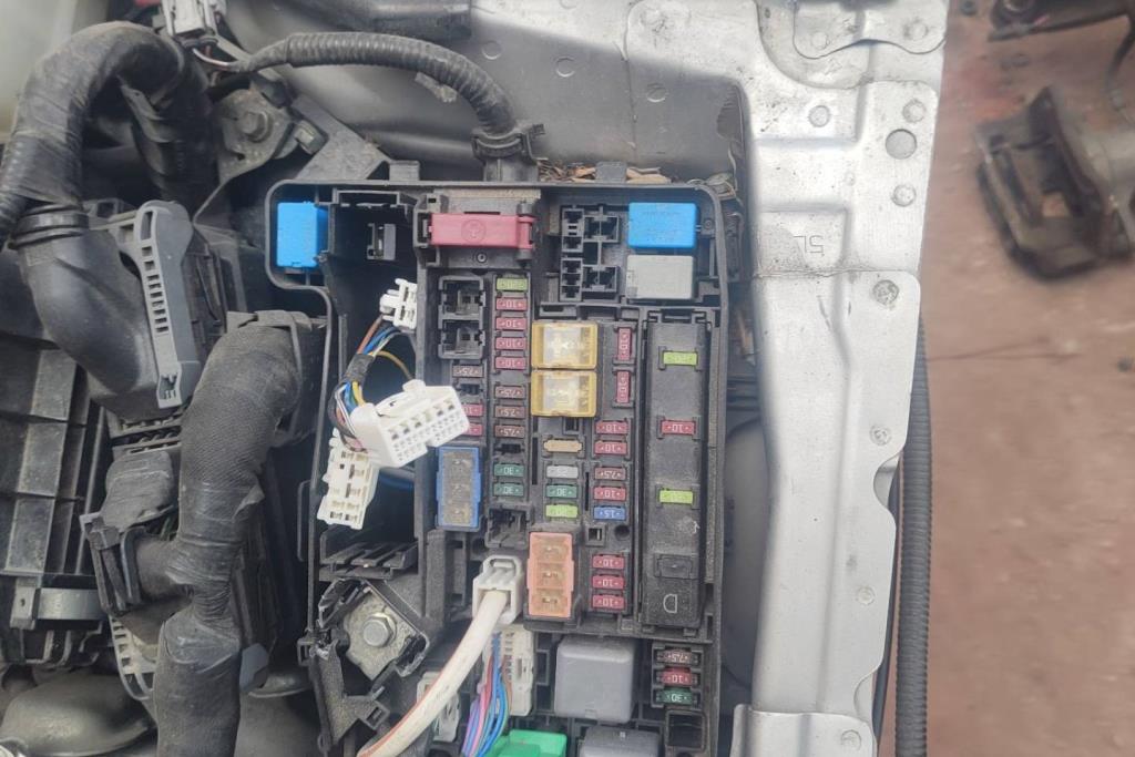 علبه فيوزات لكزس hs250 2013 2014