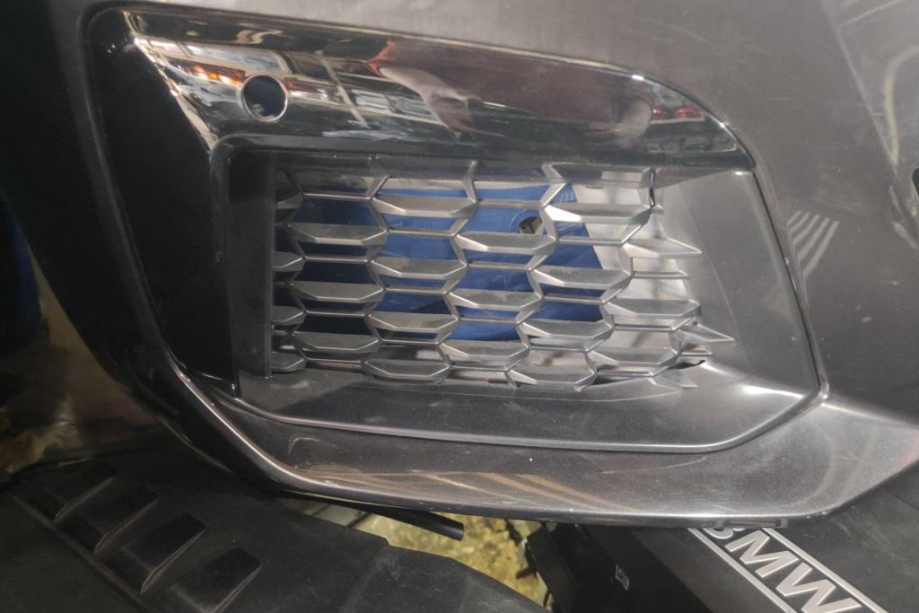 تسكيرة طمبون امامي يمين بي ام دبليو 530 2022 2023