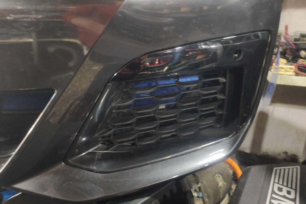 تسكيرة طمبون امامي شمال بي ام دبليو 530 2022 2023