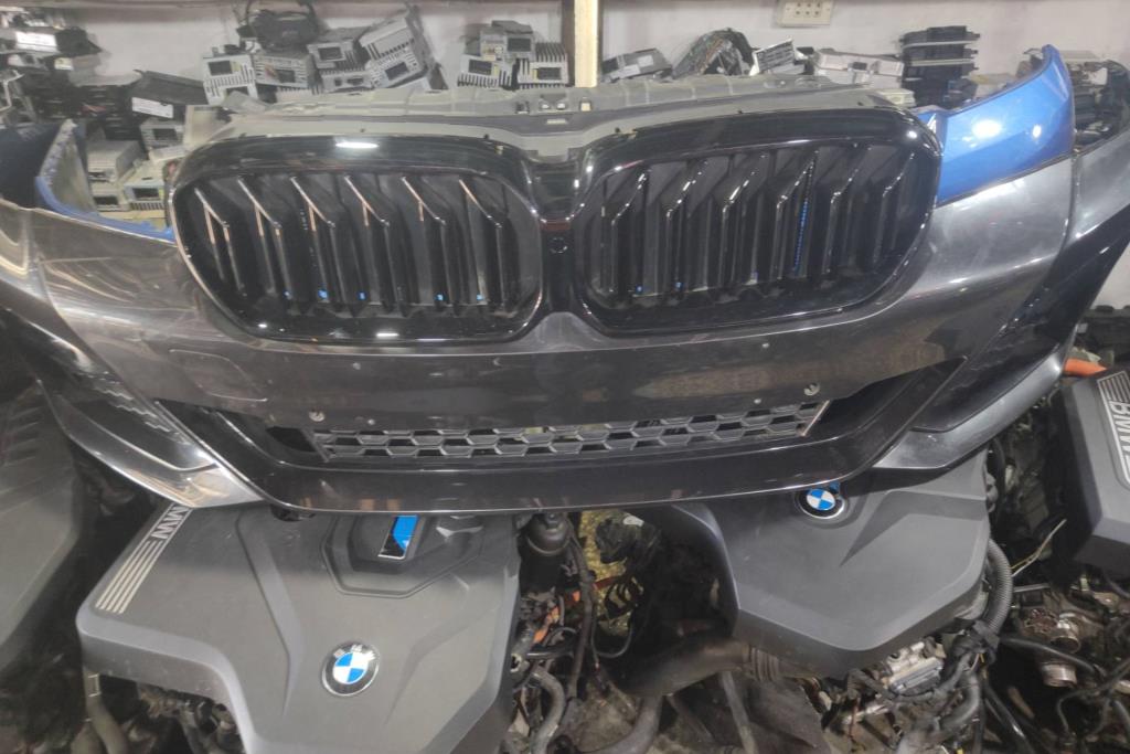 طمبون امامي بي ام دبليو 530 2022 2023