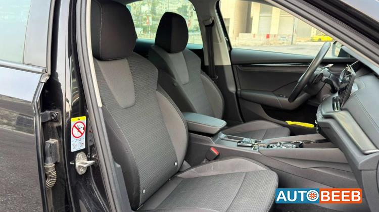 سكودا اوكتافيا 2023