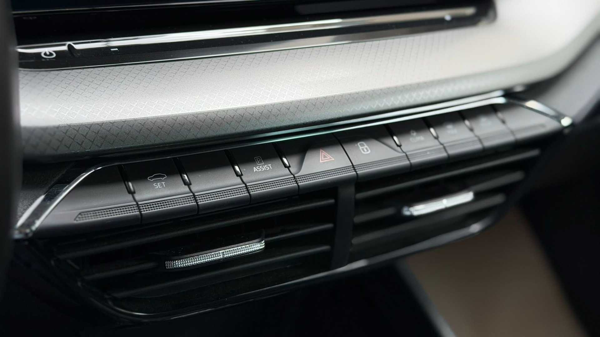 سكودا اوكتافيا 2023