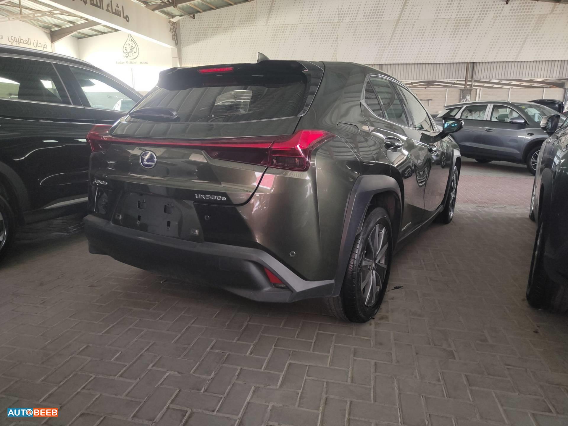 لكزس UX300 2022