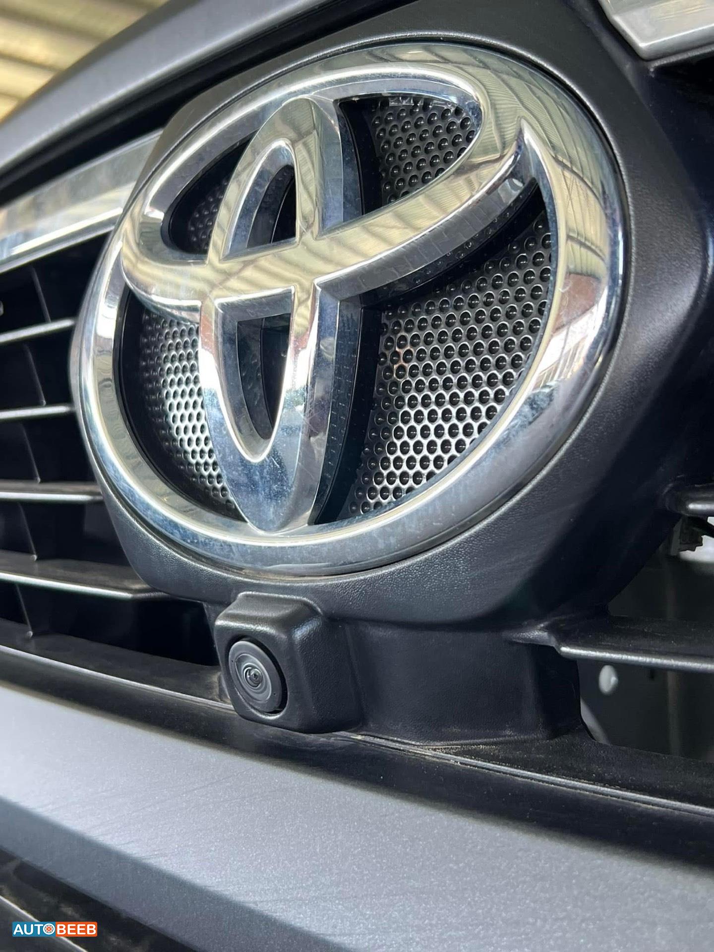 تويوتا هيلوكس 2024