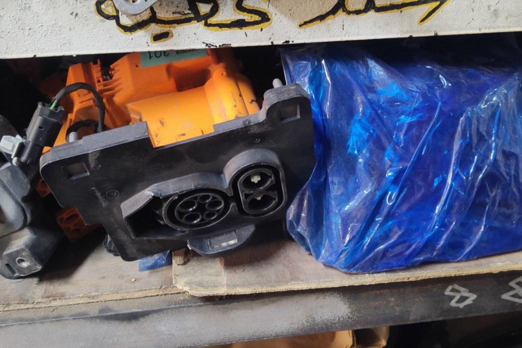 قاعده شاحن كيا نيرو هيونداي كونا 2017 2018 2019 2020 2021 2022 2023