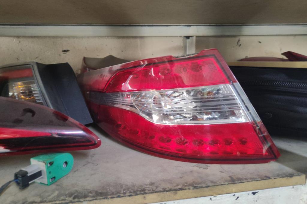 ضوء خلفي يمين شمال كيا k5 2012 2013