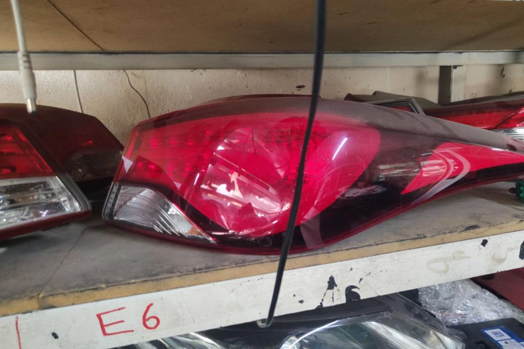 ضوء خلفي يمين شمال هيونداي افانتي md 2014 2015