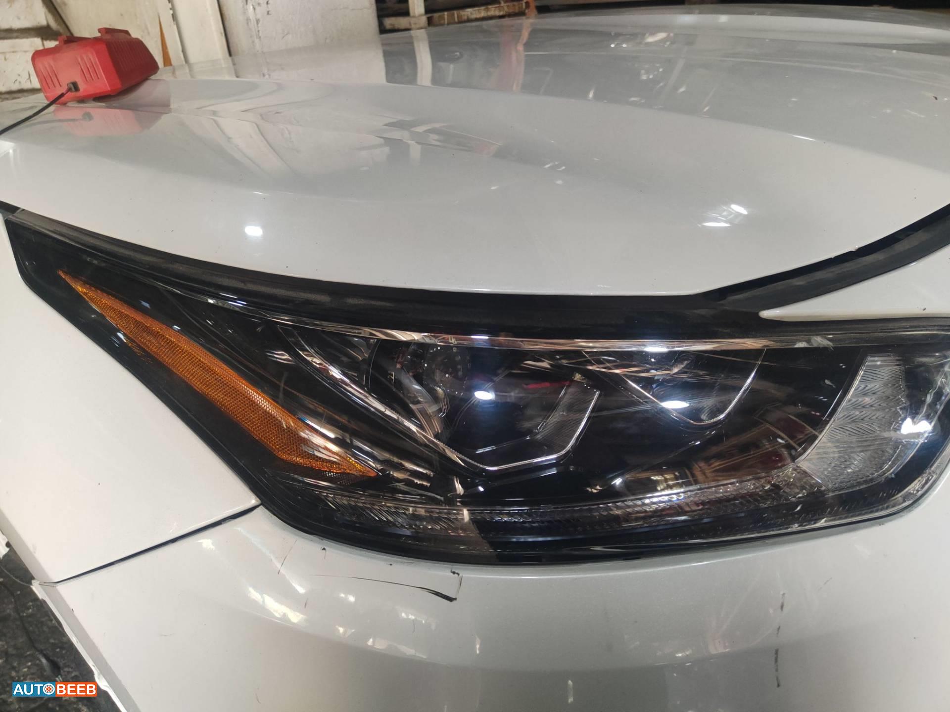 ضوء امامي يمين تويوتا هايلاندر 2022 2023