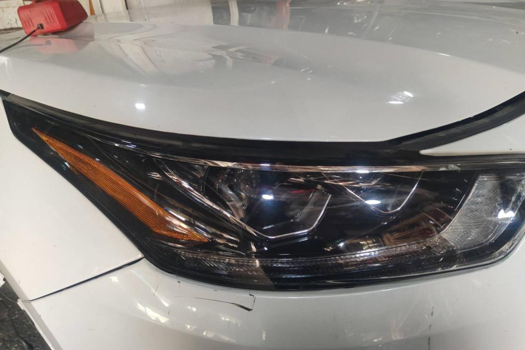 ضوء امامي يمين تويوتا هايلاندر 2022 2023