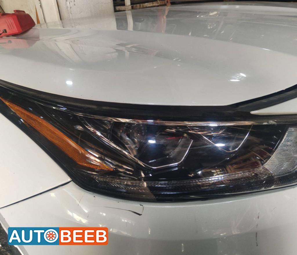 ضوء امامي يمين تويوتا هايلاندر 2022 2023