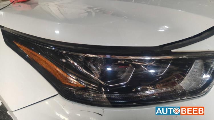 ضوء امامي يمين تويوتا هايلاندر 2022 2023