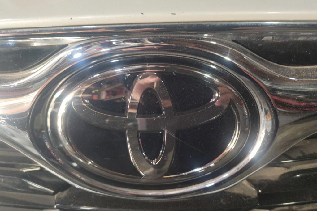 شعار طمبون امامي تويوتا هايلاندر 2022 2023