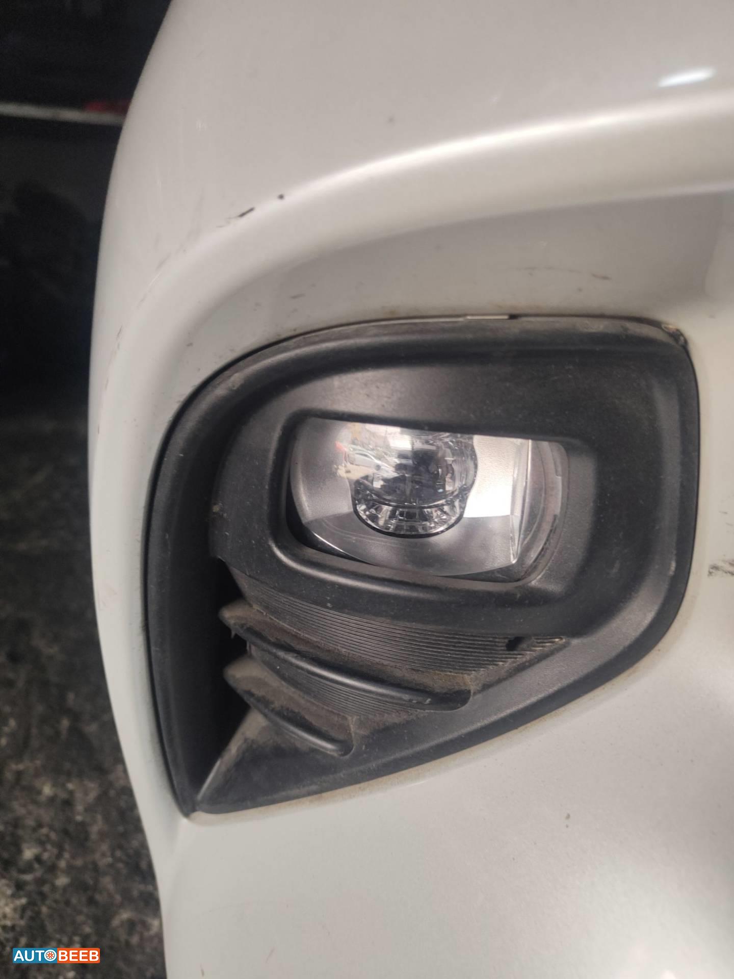 كشاف امامي يمين تويوتا هايلاندر 2022 2023