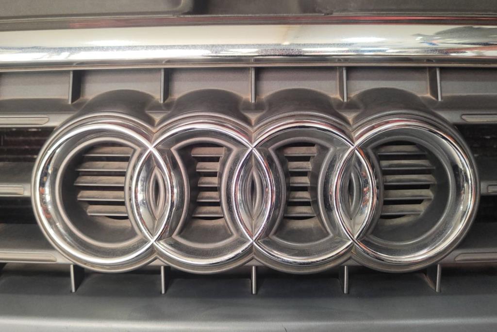 شعار طمبون امامي اودي a4 2010 2011