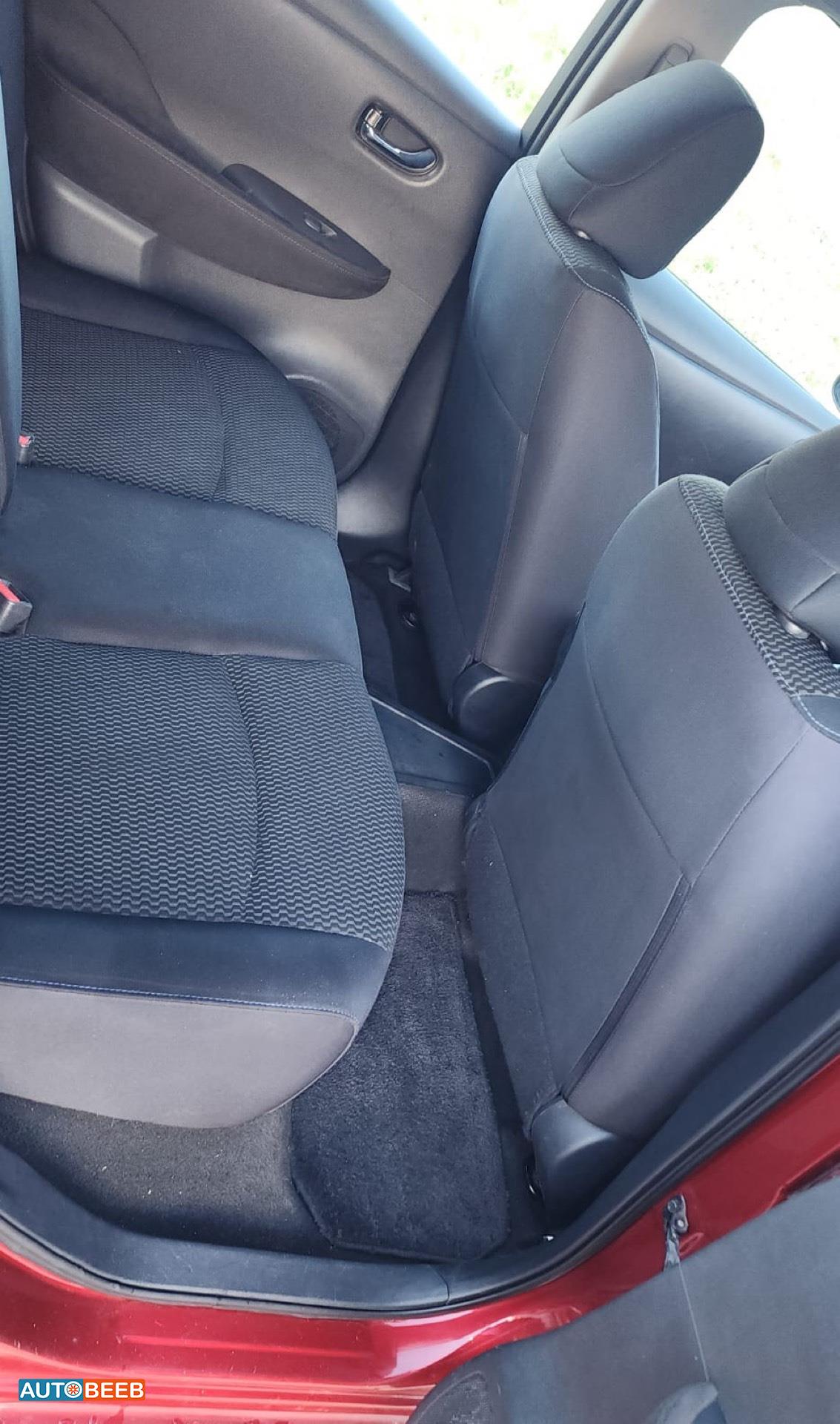 نيسان ليف 2015