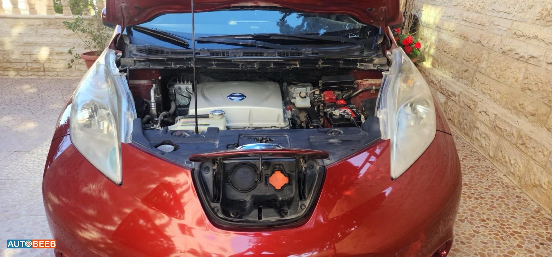 نيسان ليف 2015