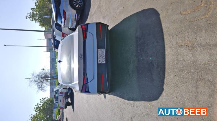 Hyundai Elantra 2025