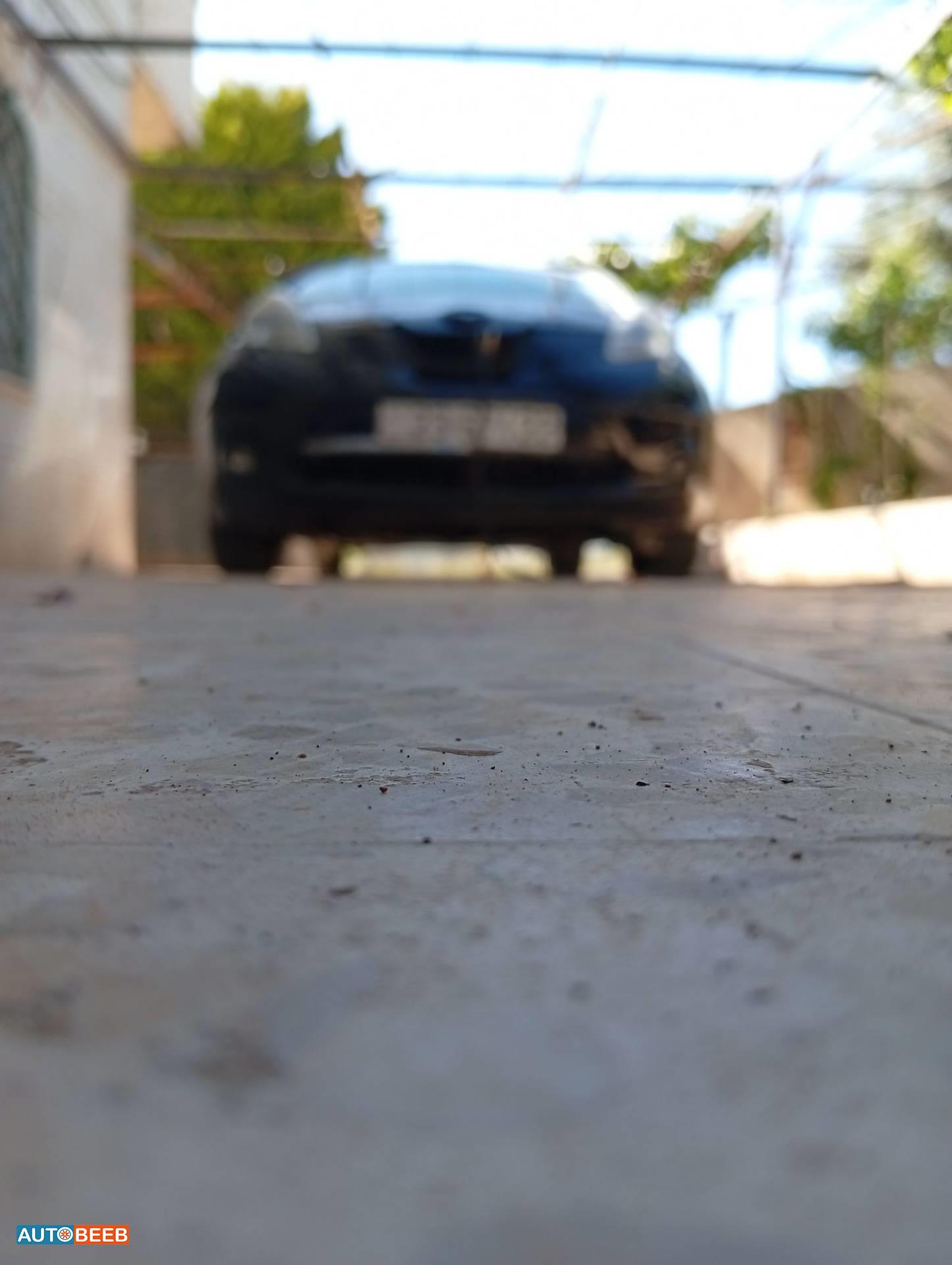نيسان ليف 2013