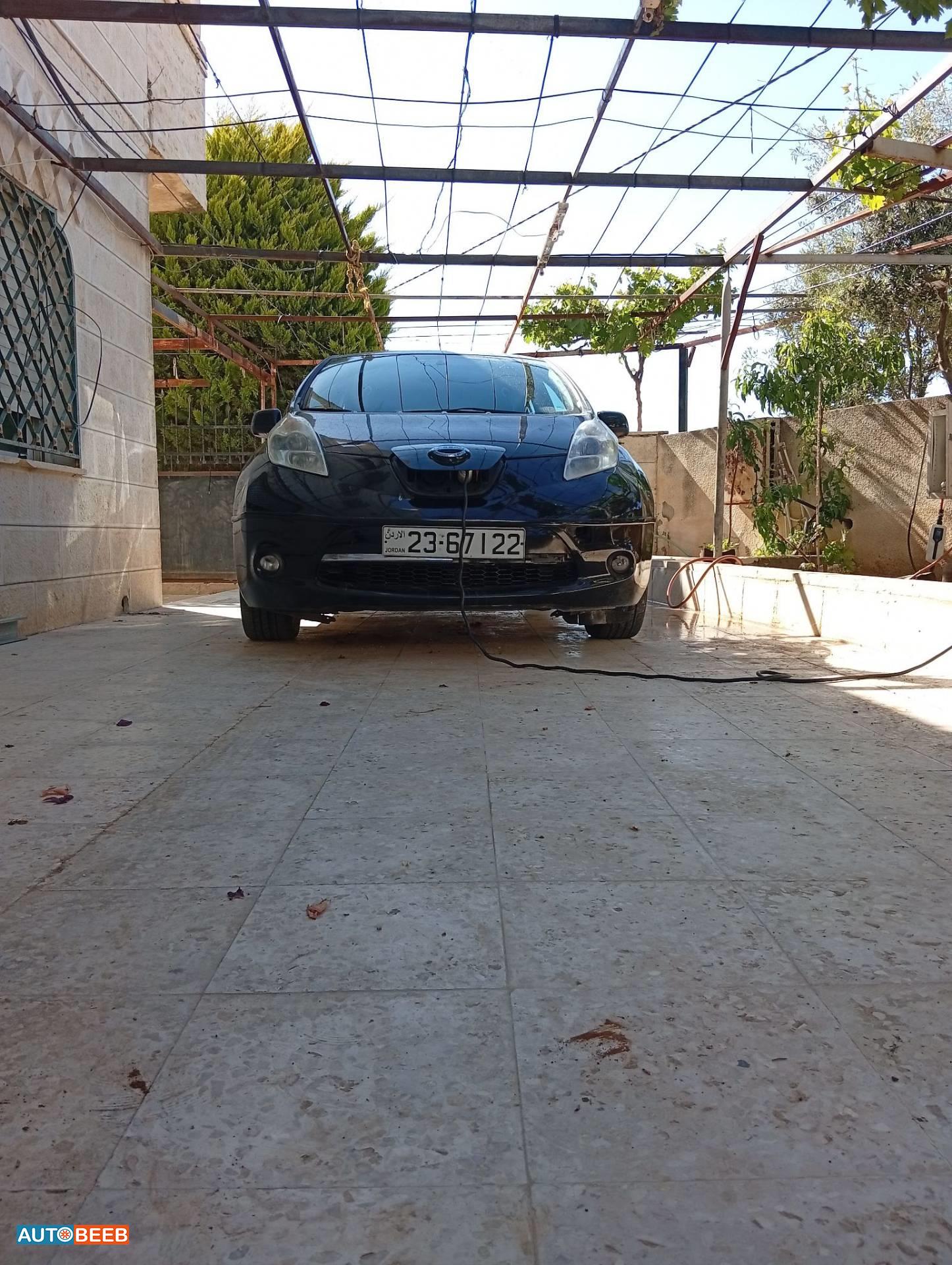 نيسان ليف 2013