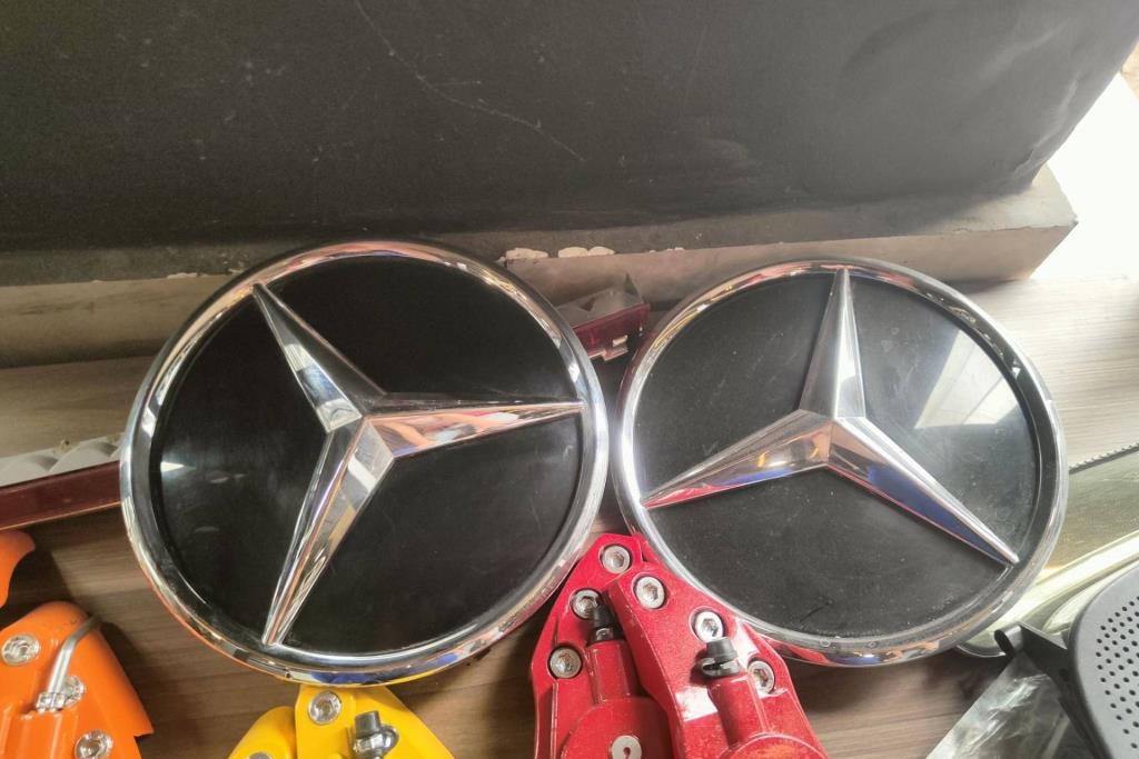 Body  Emblems Mercedes Benz 
