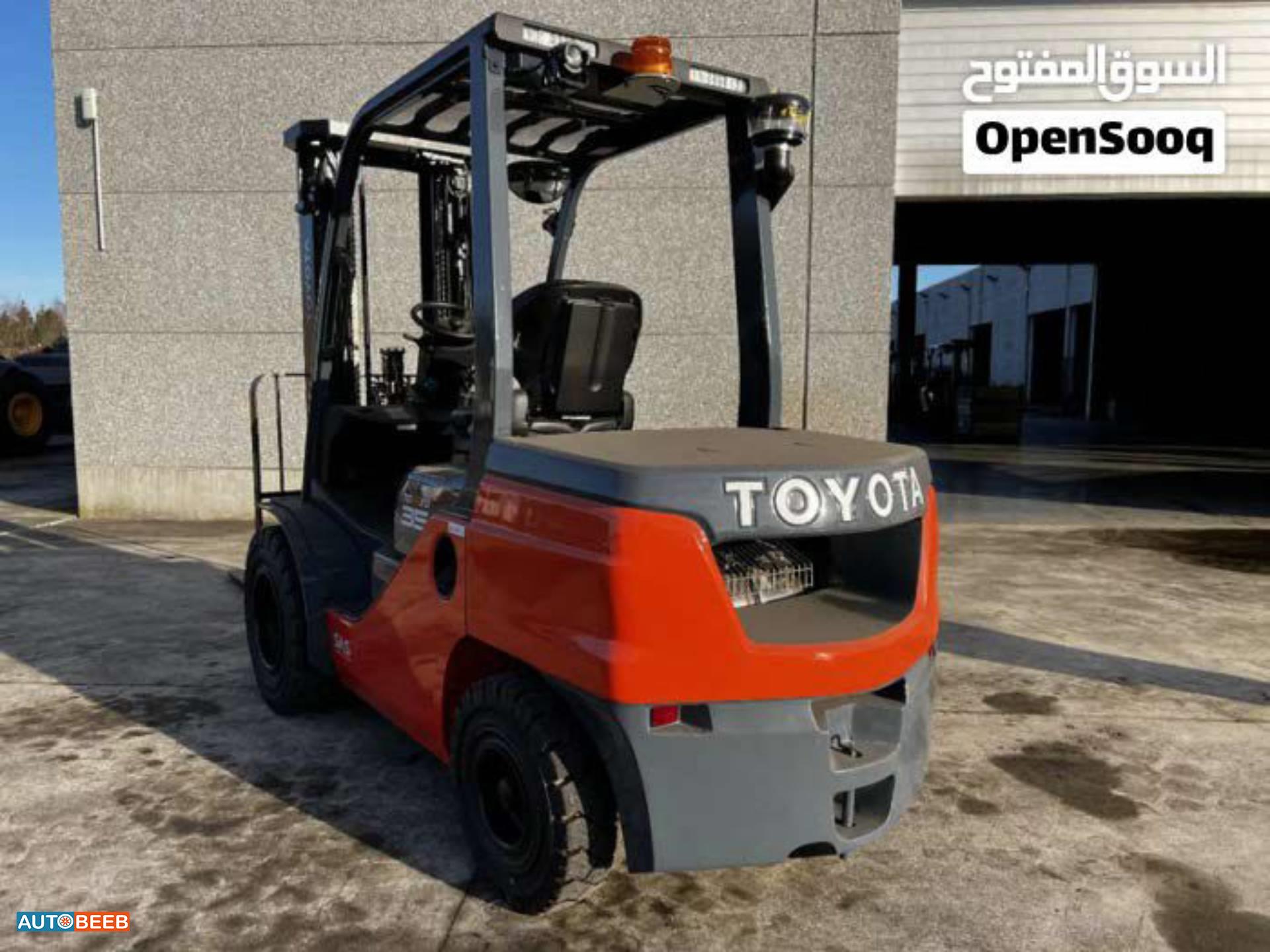 Forklift Caterpillar 2022