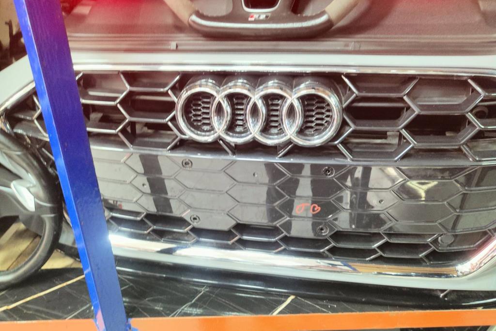 Body  Grilles Audi A4