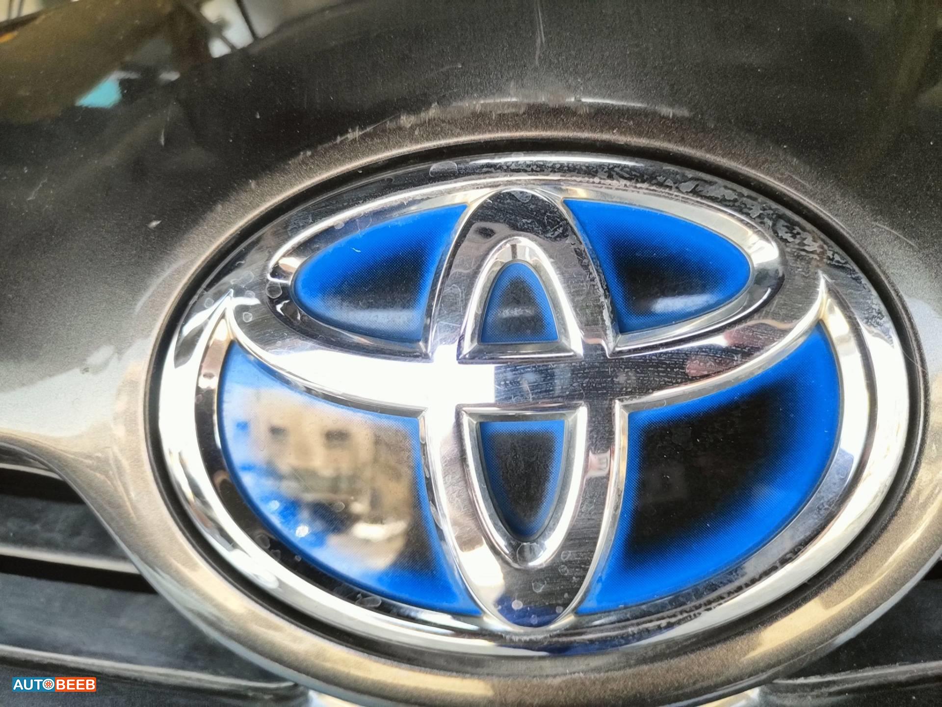 Body  Emblems Toyota Prius