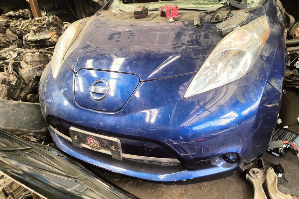 Body  Front clip Nissan Leaf