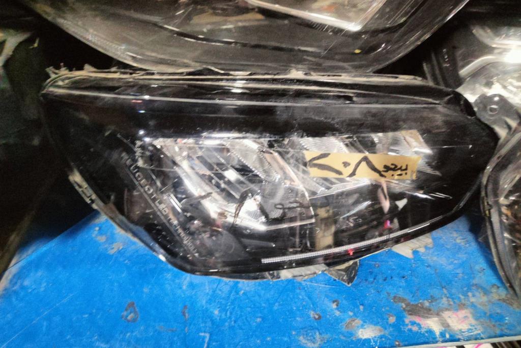 Lights Front light Peugeot 208