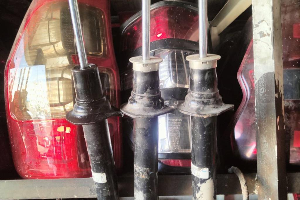  Shock Absorber Mitsubishi L200