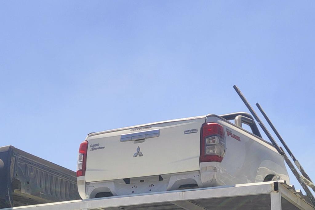 Body  Trunk Mitsubishi L200