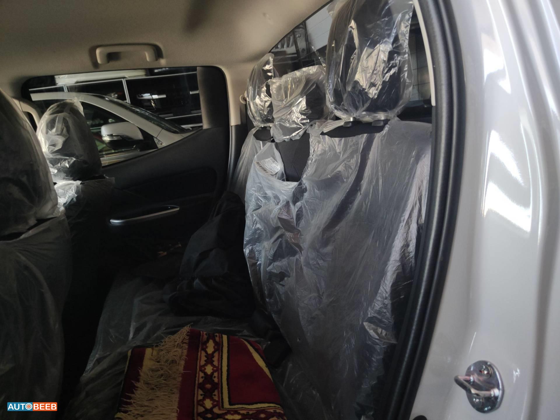 Cabin  Seat Mitsubishi L200