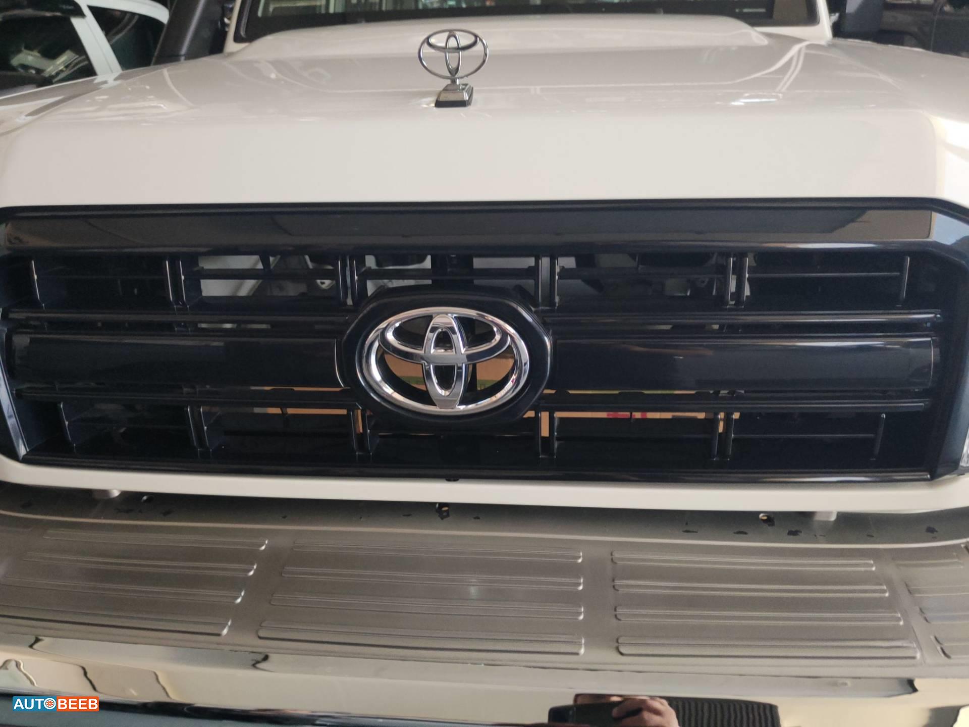 Body  Grilles Toyota Pickup