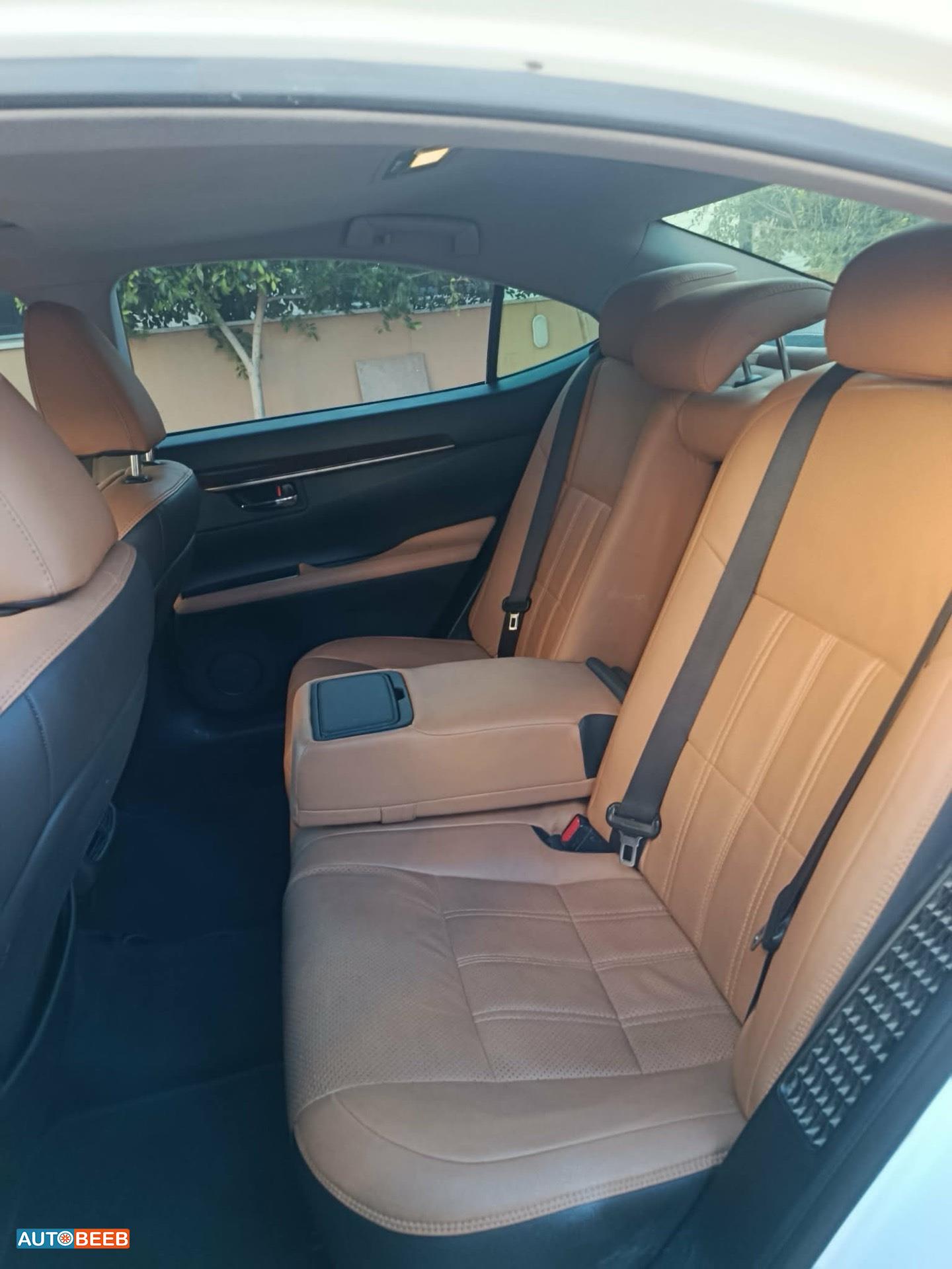 Lexus ES300 2016